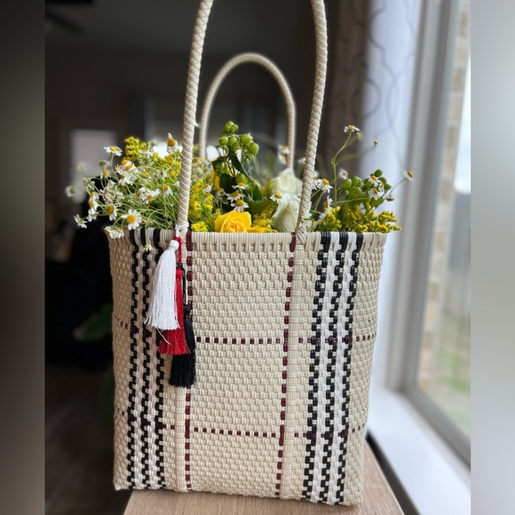 Such a beautiful mix of colors. An elegant and sophisticated way to go out. - Picture 5 of 13